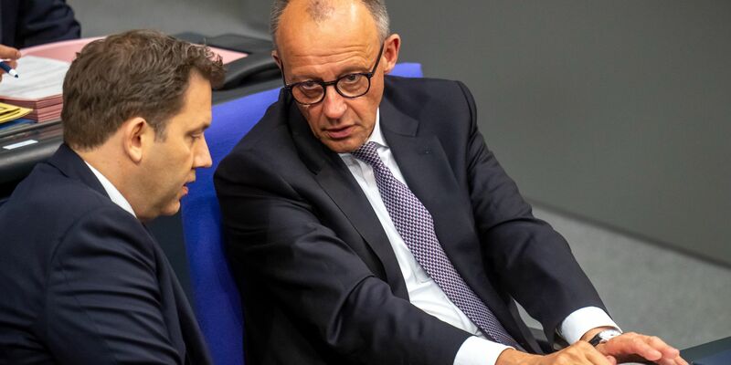 Für diese beiden wird der Koalitionsausschuss besonders wichtig: Lars Klingbeil und Friedrich Merz. - Foto: Michael Kappeler/dpa
