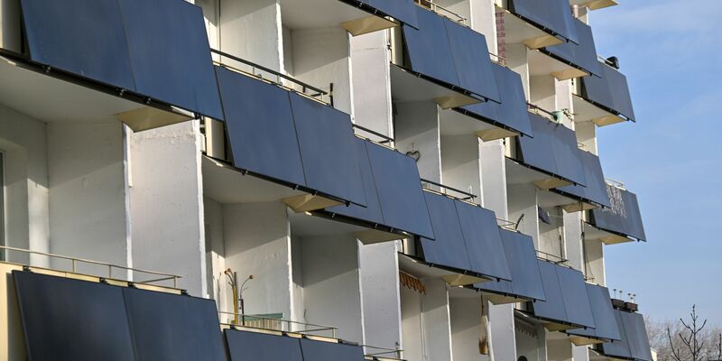 Die Zahl der Balkonkraftwerke in Deutschland steigt schnell. (Archivbild) - Foto: Martin Schutt/dpa