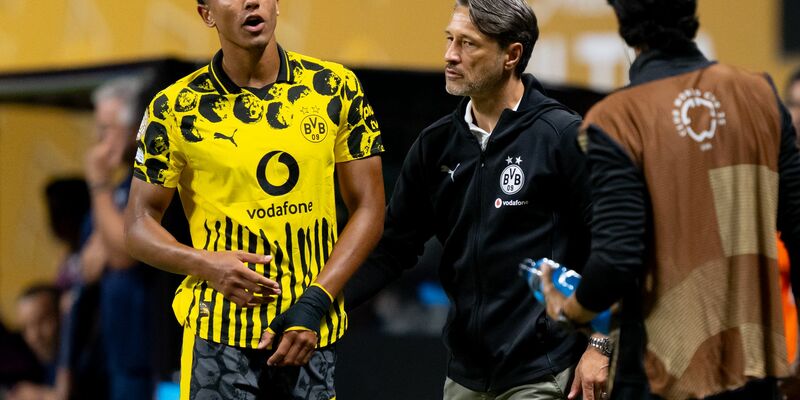 Tröstende Worte von Trainer Niko Kovac für den nun gesperrten Jobe Bellingham. - Foto: Sven Hoppe/dpa