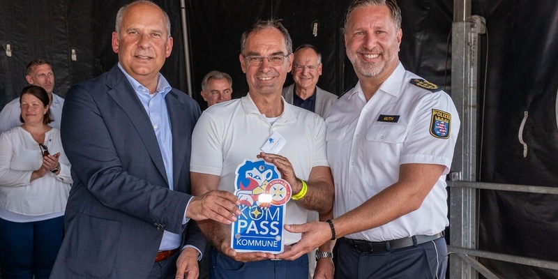 POL-OF: Kreisstadt Dietzenbach im Rahmen des 1. Dietzenbacher Blaulichttages mit KOMPASS-Sicherheitssiegel ausgezeichnet - Foto: presseportal.de