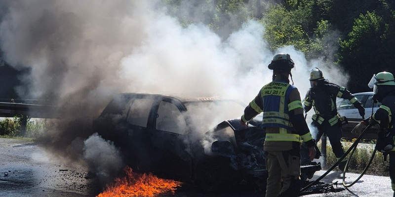 FW-EN: Verkehrsunfall auf der Autobahn - Fahrzeugbrand sorgt für Vollsperrung - Foto: presseportal.de
