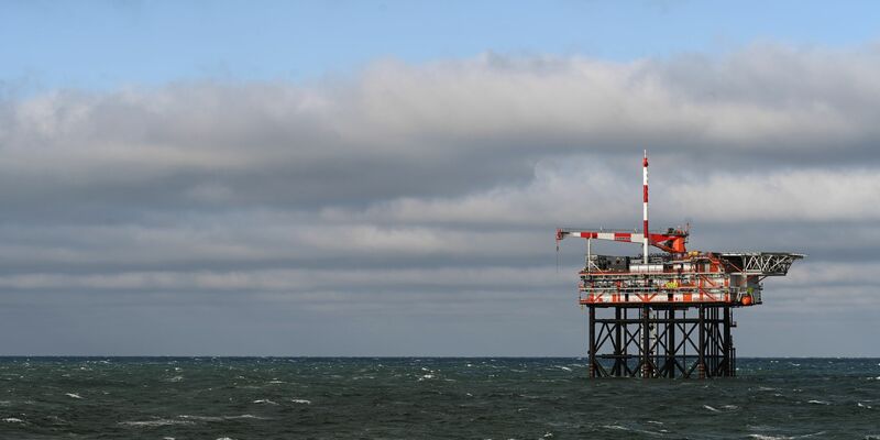 Nach einer Behördenentscheidung darf auch auf deutschem Hoheitsgebiet in der Nordsee vor Borkum Erdgas gefördert werden. (Archivbild) - Foto: Lars Penning/dpa