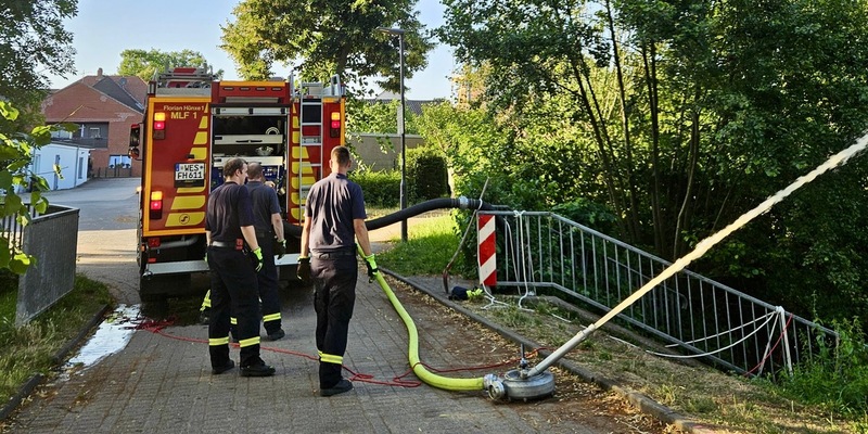 FW Hünxe: Feuerwehr rettet Fische im Hünxer Regenrückhaltebecken - Foto: presseportal.de
