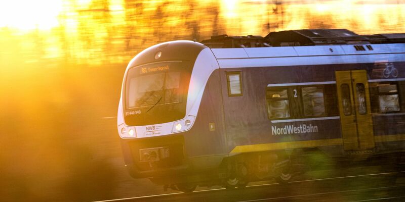Einige Fahrgäste wählten laut der Bundespolizei den Notruf, nachdem der Zug infolge eines Defekts auf freier Strecke stoppen musste. (Symbolbild) - Foto: Sina Schuldt/dpa