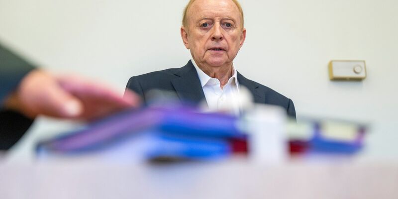 Schuhbeck betritt am dritten Verhandlungstag den Gerichtssaal. - Foto: Peter Kneffel/dpa