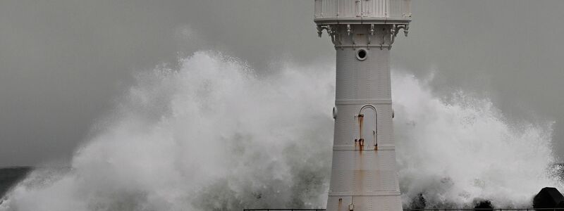Die Unwetter lösten riesige Wellen aus. - Foto: Dean Lewins/AAP/dpa