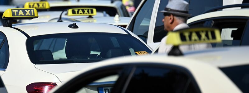 Die Branche sieht in Mietwagenplattformen wie Uber und Bolt einen unfairen Wettbewerb, weil deren Preise nicht behördlich reguliert werden.  - Foto: Federico Gambarini/dpa