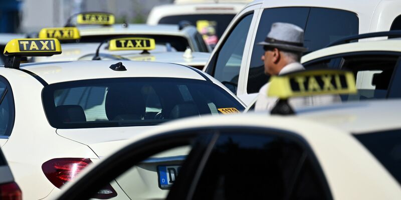Die Branche sieht in Mietwagenplattformen wie Uber und Bolt einen unfairen Wettbewerb, weil deren Preise nicht behördlich reguliert werden.  - Foto: Federico Gambarini/dpa