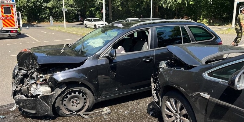 POL-ME: Fehler beim Abbiegen: Autos prallen frontal zusammen - 2507009 - Foto: presseportal.de