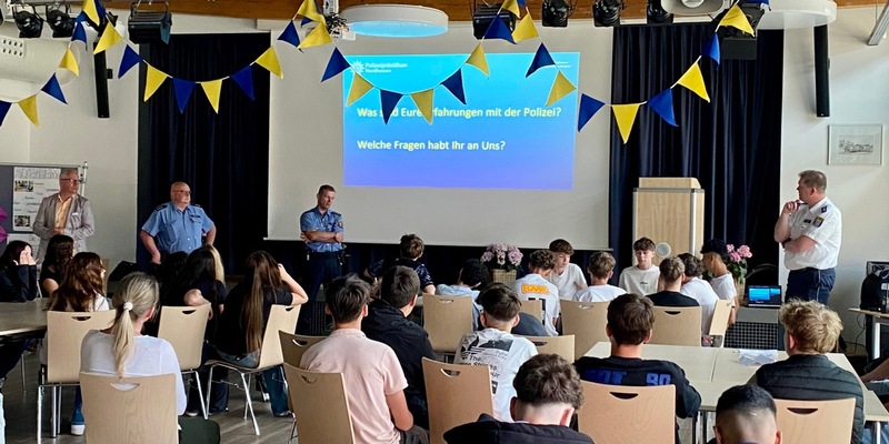 POL-ESW: Cops im Dialog - Polizei trifft sich zum Austausch mit den Schülerinnen und Schülern der Brüder-Grimm-Schule in Eschwege - Foto: presseportal.de