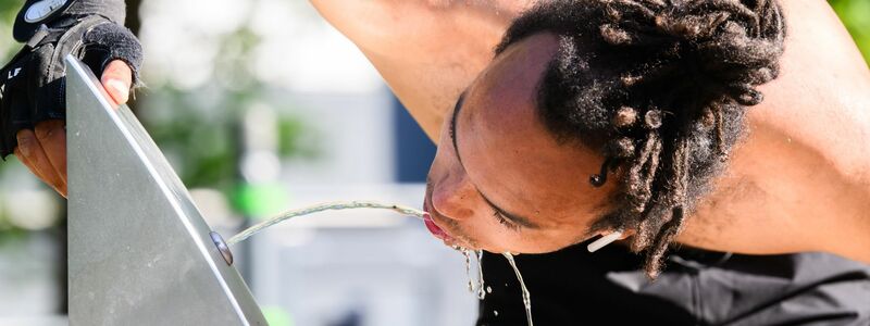 Viel trinken, lautete die Devise in der Hitze. - Foto: Julian Stratenschulte/dpa