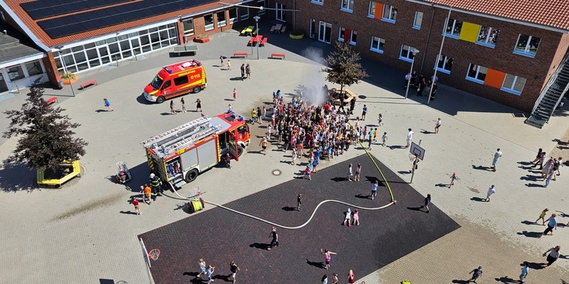 FW-WRN: Räumungsübung an der Uhlandgrundschule: Freiwillige Feuerwehr Werne trainiert den Ernstfall mit rund 470 Schülern - Foto: presseportal.de