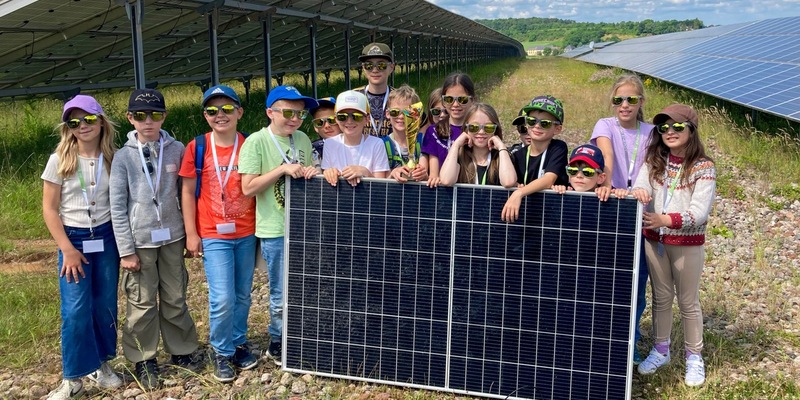 Kinder entdecken die Kraft der Sonne – WI Energy GmbH veranstaltet Anlagenführung für die 4. Klasse der Grundschule Schöndorf - Foto: presseportal.de
