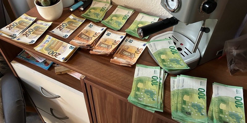 HZA-MS: Gemeinsame Pressemitteilung der Staatsanwaltschaft Münster und des Hauptzollamts Münster: Zoll findet bei Durchsuchung knapp 40.000 Euro und illegale Waffen / Verdächtige bleiben in Gewahrsam - Foto: presseportal.de