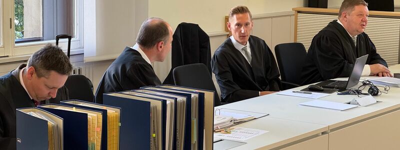 Die Aktensammlung des Prozesses umfasst mehrere Tausend Seiten. - Foto: Maurice Dirker/dpa
