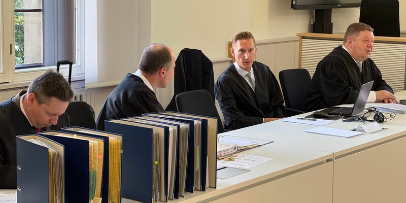 Die Aktensammlung des Prozesses umfasst mehrere Tausend Seiten. - Foto: Maurice Dirker/dpa