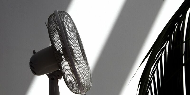 Ein Ventilator verschafft zumindest ein bisschen frische Luft bei Hitze. - Foto: Karl-Josef Hildenbrand/dpa/dpa-tmn