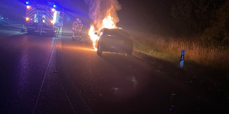FW-Greven: PKW-Brand auf Bundesautobahn - Foto: presseportal.de