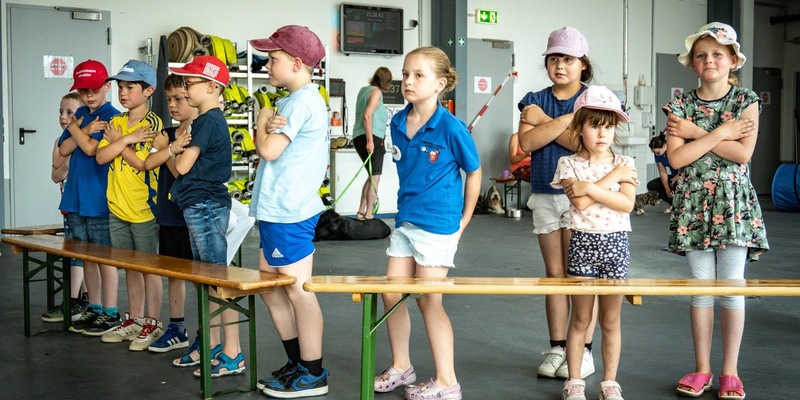 FW-AR: Vierbeiniger Besuch begeistert die Kinderfeuerwehr Bruchhausen-Niedereimer - Foto: presseportal.de