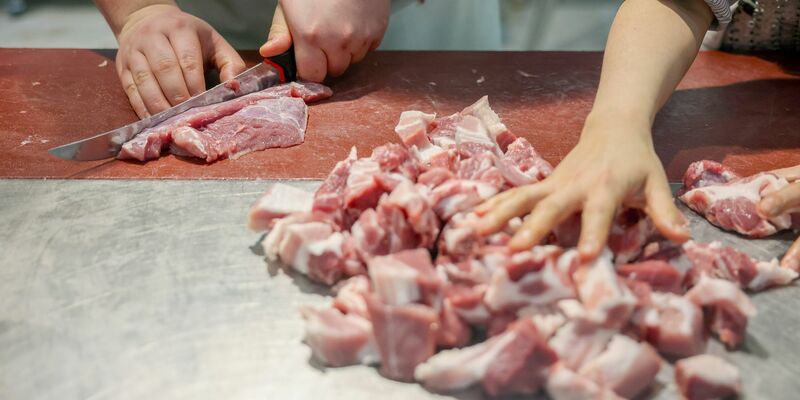 Bakteriell verunreinigtes Fleisch aus mehreren Metzgereien in Nordfrankreich hat eine Krankheitsserie mit 29 betroffenen Kindern und einem Todesfall ausgelöst. (Symbolbild) - Foto: Jan Woitas/dpa