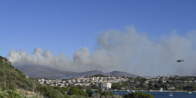 Löschhubschrauber im Einsatz. - Foto: Anne Pollmann/dpa