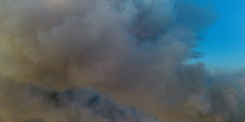 Die Feuerwehr bekämpft den Brand den dritten Tag in Folge.  - Foto: Daniel Wagner/dpa