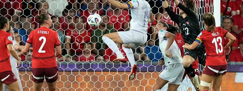 Norwegens Ada Hegerberg erzielt per Kopf das 1:1. - Foto: Martin Meissner/AP/dpa