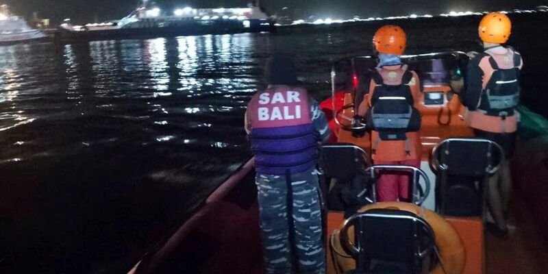 Die Fähre hatte 65 Menschen an Bord. - Foto: BASARNAS/BASARNAS/AP/dpa