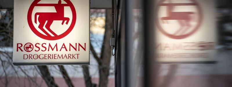Die Drogeriemarktkette will ihr Lebensmittel-Sortiment weiter ausbauen. - Foto: Frank Rumpenhorst/dpa