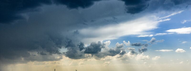 Im Nordwesten sorgten starke Gewitter und Unwetter zu umgestürzten Bäumen und vollgelaufenen Kellern. - Foto: Christoph Reichwein/dpa