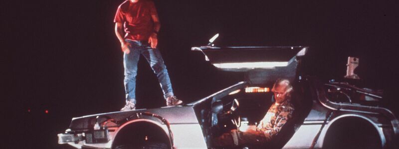  In «Zurück in die Zukunft» wird der von Michael J. Fox verkörperte Held Marty McFly - mit Hilfe eines umgebauten Sportwagens vom Typ DeLorean DMC-12 - aus dem Jahr 1985 ins Jahr 1955 katapultiert. - Foto: Kpa Publicity/United Archives/dpa