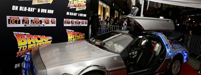 Der DeLorean-Wagen ist die Zeitmaschine, mit der Marty McFly und und Doc Brown in die Zukunft reisen (Archivbild). - Foto: Jason Szenes/dpa