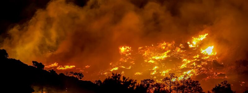 Auch nahe der Touristenstadt Ierapetra im Südosten der griechischen Ferieninsel Kreta ist ein großer Waldbrand ausgebrochen. - Foto: STR/INTIME NEWS/AP/dpa