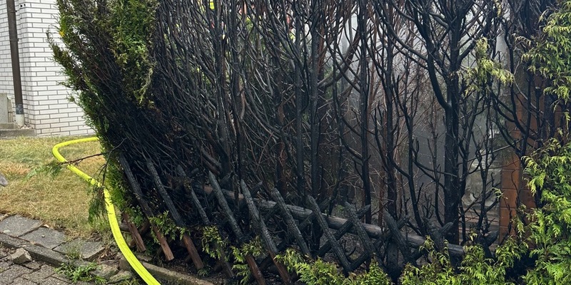 FW-EN: Brand einer Hecke löst Feuerwehreinsatz aus - Foto: presseportal.de
