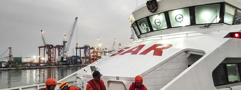 Dutzende Menschen werden noch vermisst. - Foto: National Search and Rescue Agency of Indonesia/Xinhua/dpa