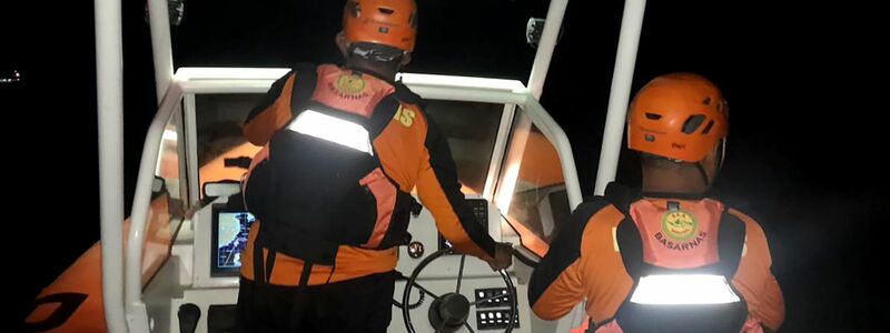 Rettungskräfte suchen nach vermissten Passagieren. - Foto: Handout/National Search and Rescue Agency of Indonesia/XinHua/dpa