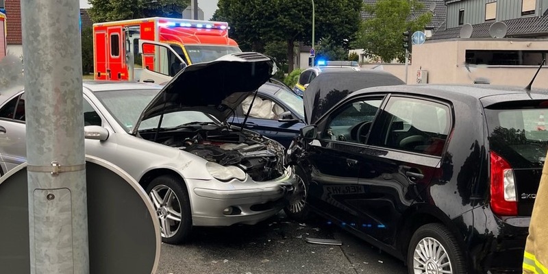 POL-BO: Unfall im Kreuzungsbereich: Vier beschädigte Pkw und fünf Leichtverletzte - Foto: presseportal.de