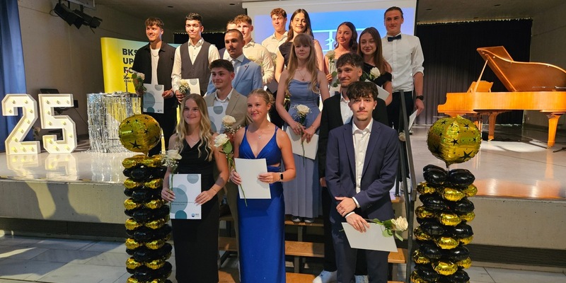 POL-DN: FOS-Polizei-Absolventinnen und -Absolventen am Berufskolleg Düren verabschiedet - 16 Nachwuchskräfte starten ins duale Studium - Foto: presseportal.de