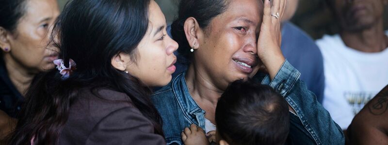 Die Überlebenden wurden zunächst ärztlich untersucht. - Foto: Firdia Lisnawati/AP/dpa