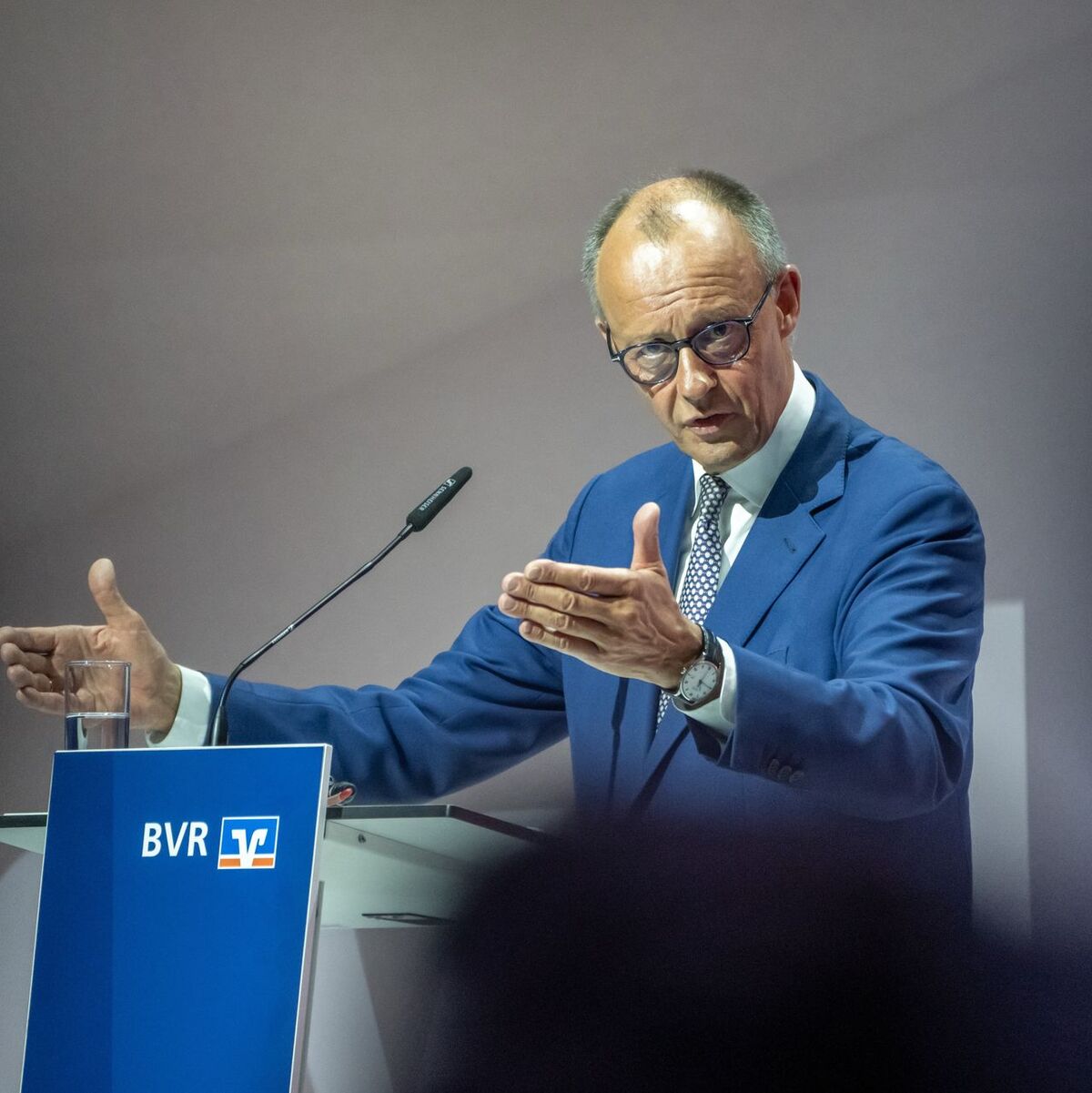 Finanzminister Klingbeil stellt eine Stromsteuersenkung zu einem späteren Zeitpunkt in Aussicht. - Foto: Michael Kappeler/dpa