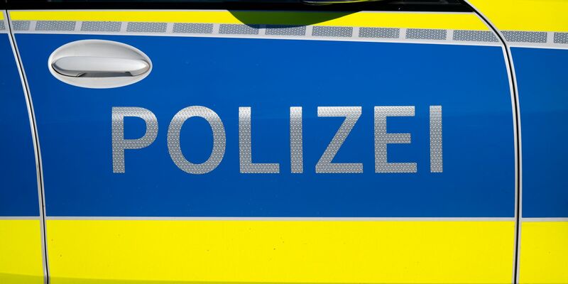 Die Polizei kümmerte sich um die Couch und die Autofahrerin, die das verlorene Möbelstück auf der Bundesstraße rammte. (Symbolbild)  - Foto: Sven Hoppe/dpa