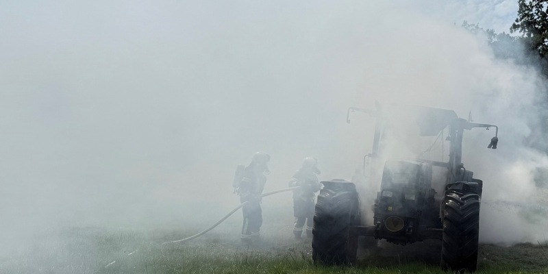 FW-AUR: Treckergespann ausgebrannt - Foto: presseportal.de
