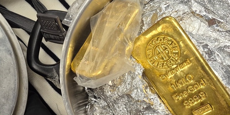 HZA-F: Schwerpunktkontrolle des Zolls zur Bekämpfung der Geldwäsche am Frank-furter Flughafen - Zahlreiche Verstöße mit einem Volumen von 1,75 Millionen Euro festgestellt - Foto: presseportal.de