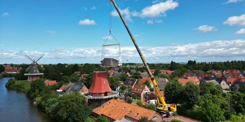 Blick auf das Greetsieler Wahrzeichen, die Rote Windmühle. (Luftaufnahme mit einer Drohne). - Foto: Lars Penning/dpa