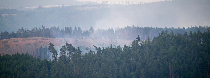 Auch im Süden von Thüringen haben sich Flammen ausgebreitet. - Foto: Jacob Schröter/dpa