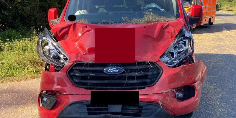 POL-MI: Herabfallende Heuballen verursachen Verkehrsunfall - Autofahrerin leicht verletzt - Foto: presseportal.de