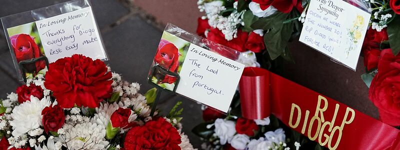Im Laufe des Tages legten immer mehr Menschen Blumen und Fanartikel nieder. - Foto: Peter Byrne/PA Wire/dpa