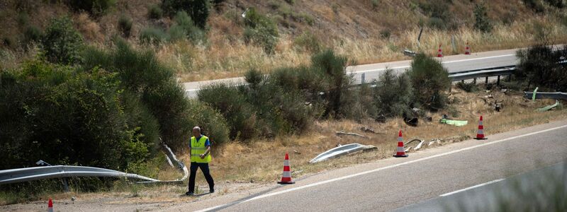 Von dem Auto blieb nur ein ausgebranntes Wrack übrig. - Foto: Emilio Fraile/AP/dpa