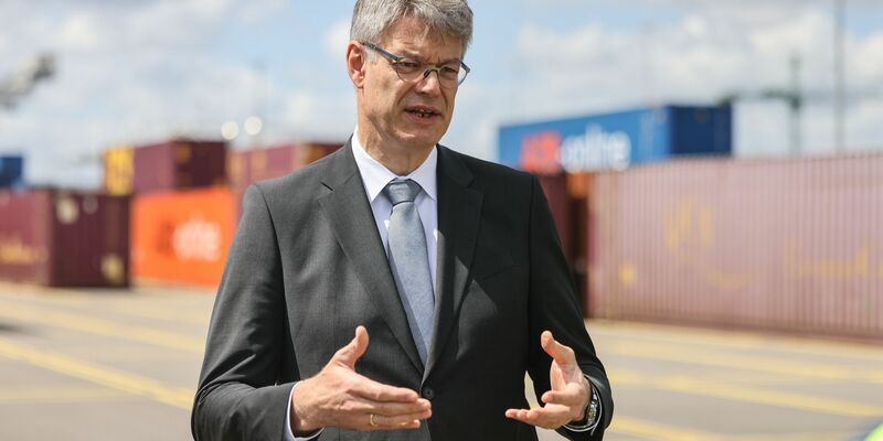 Der Bund will 400 Millionen Euro zusätzlich in den klimaneutralen Umbau von Schifffahrt und Häfen stecken, sagt Bundesverkehrsminister Patrick Schnieder (CDU). - Foto: Oliver Berg/dpa