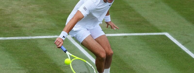 Laura Siegemund (r) gratuliert Aryna Sabalenka. - Foto: Kirsty Wigglesworth/AP/dpa